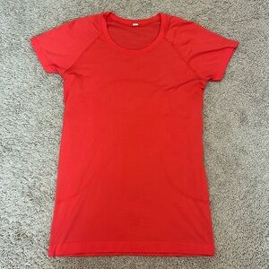 Lululemon Swiftly Tech Size 8 in Red
